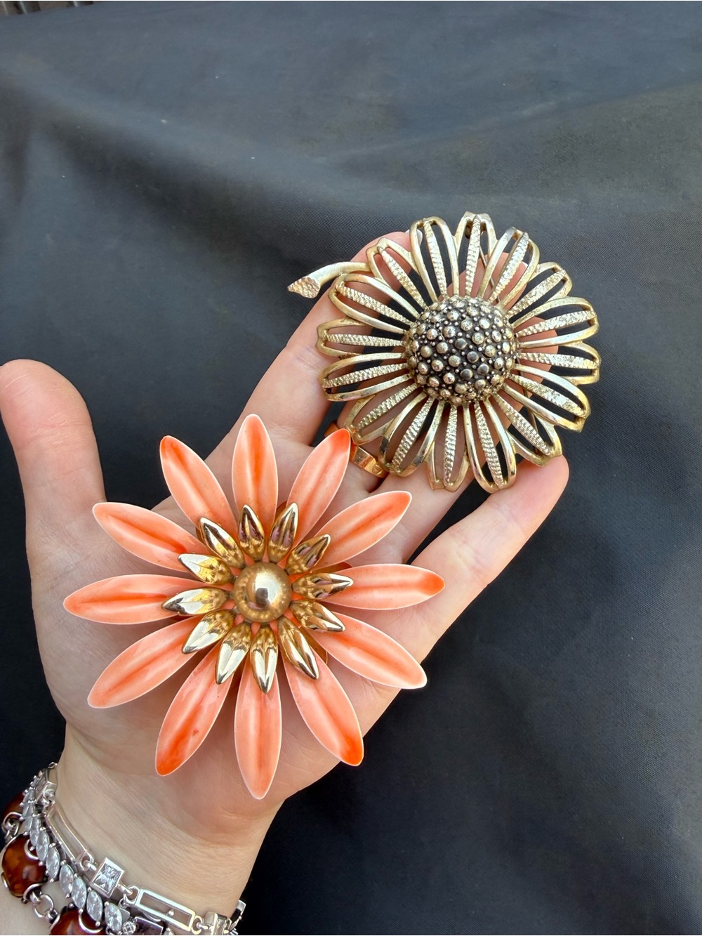 Set of 2 Sarah Coventry Large Flower Brooches - Picture 2 of 8